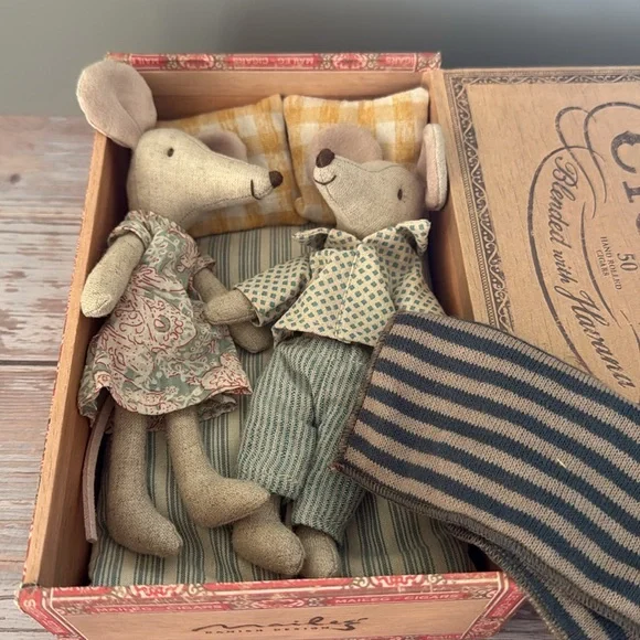 Maileg Mum & Dad Mouse in Cigar Box - Retired - Picture 4 of 4